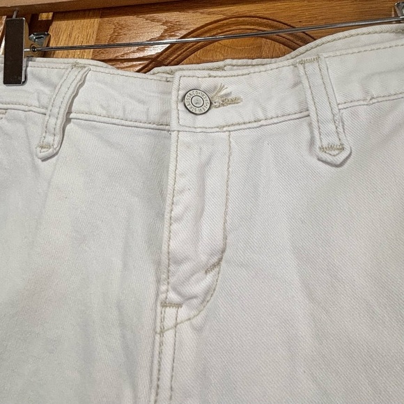 Levi's Women's White Jean Shorts Size 8 EUC - Picture 2 of 8